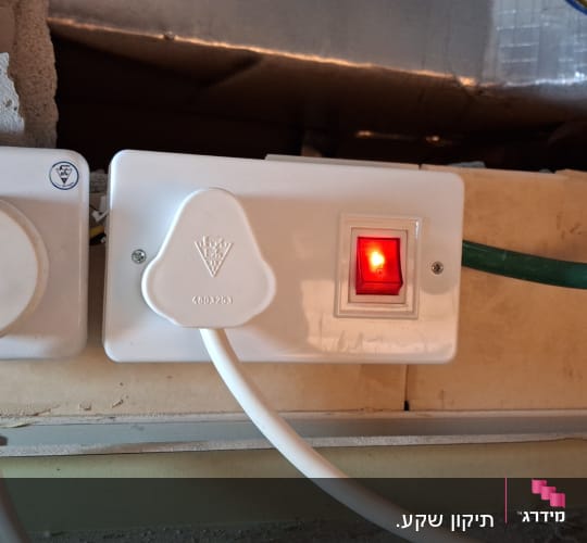 שקע חשמל עם מתג מואר וכבל מחובר
